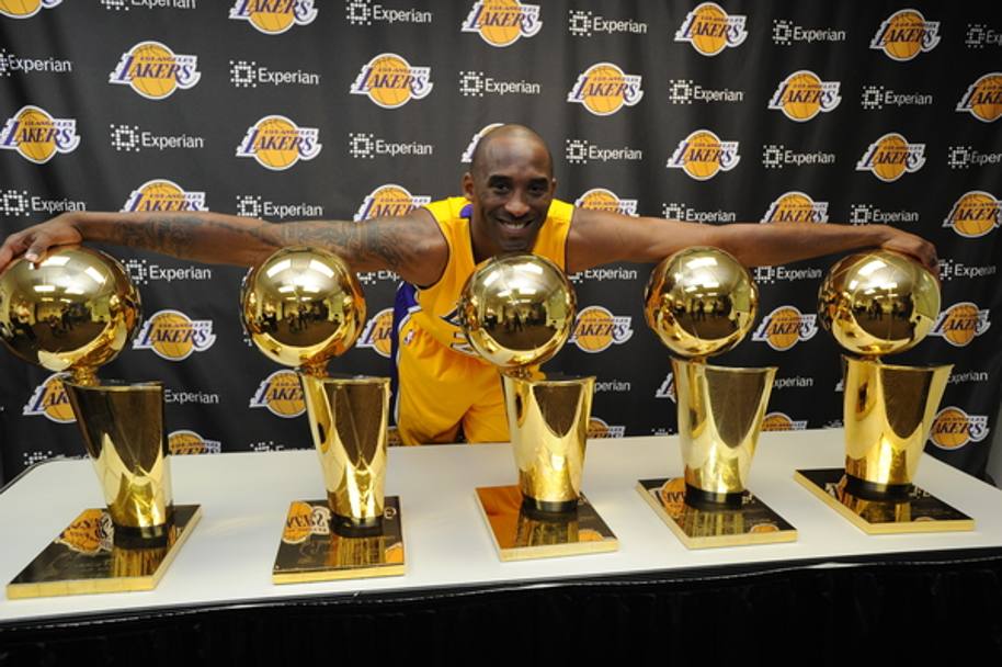 2014 Con i cinque trofei Nba vinti con i Lakers (Nba/Getty)